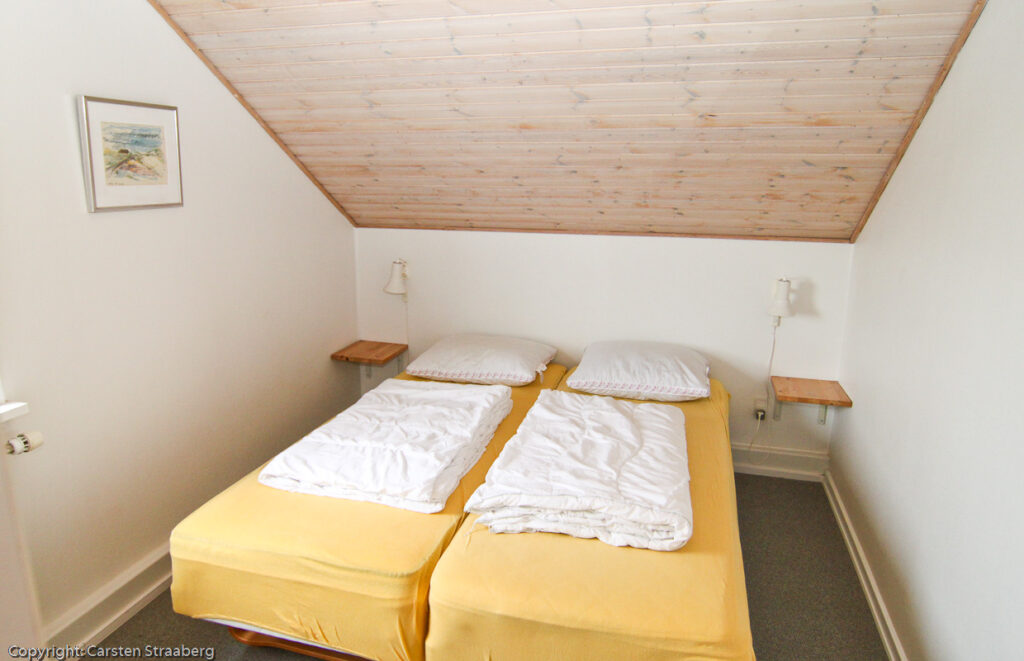 Billede af soveværelset med dobbeltseng. To boxmadrasser.