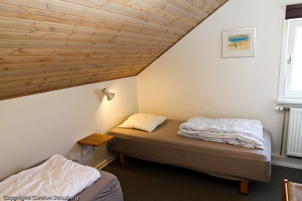 Andet soveværelse på første sal med to enkelte boksmadrasser og skabe