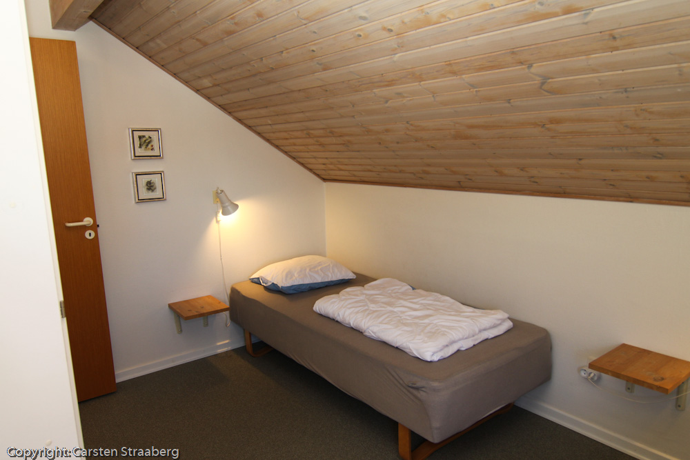 Andet soveværelse på første sal med to enkelte boksmadrasser og skabe