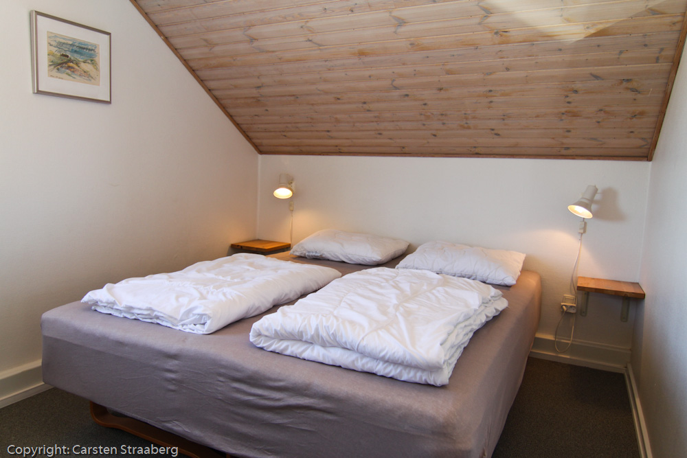 Soveværelse på første sal med dobbeltseng og skabe